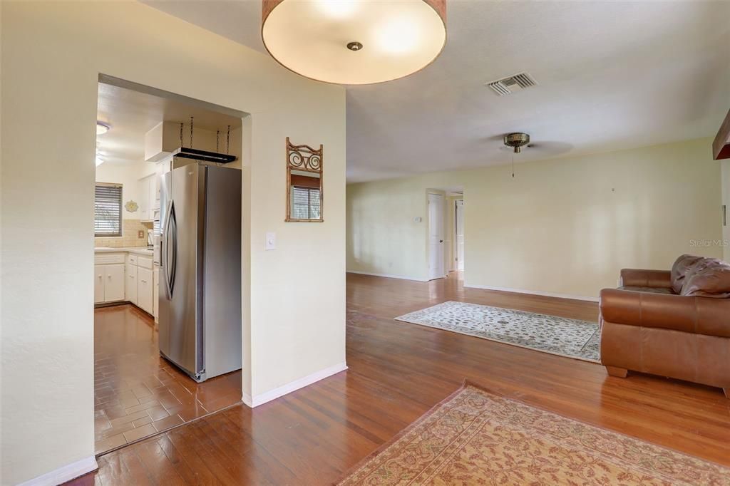 For Sale: $365,000 (2 beds, 1 baths, 1392 Square Feet)