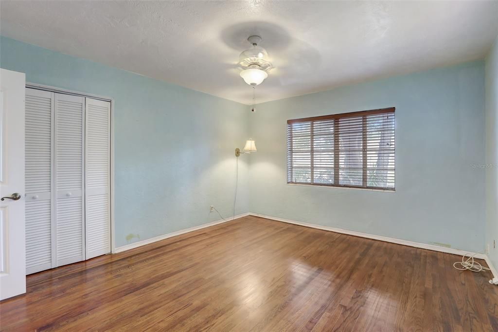 For Sale: $365,000 (2 beds, 1 baths, 1392 Square Feet)