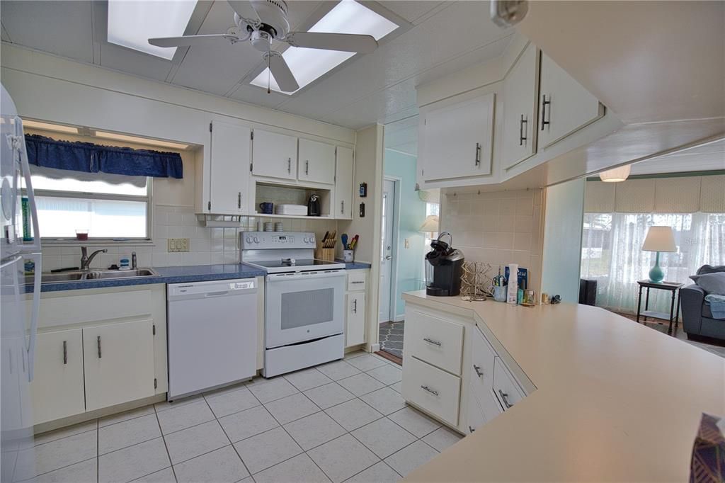 For Sale: $189,000 (2 beds, 2 baths, 1392 Square Feet)