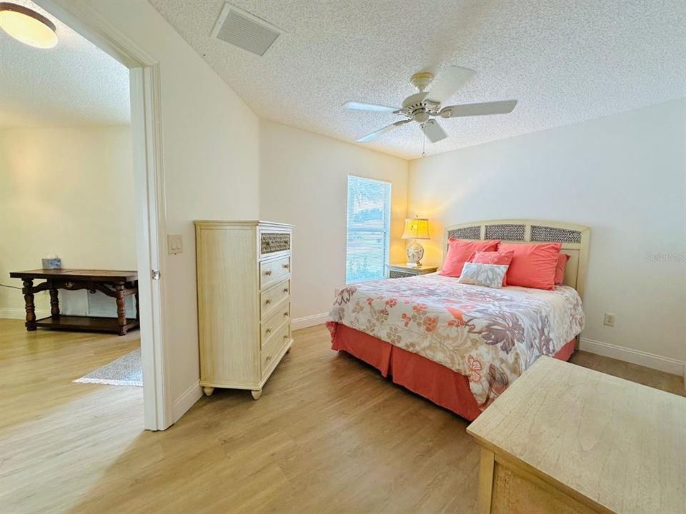 Active With Contract: $399,000 (2 beds, 2 baths, 1196 Square Feet)