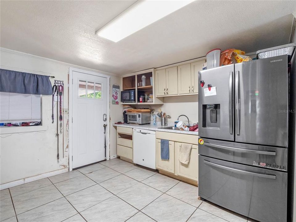 Recently Sold: $280,000 (3 beds, 1 baths, 1560 Square Feet)