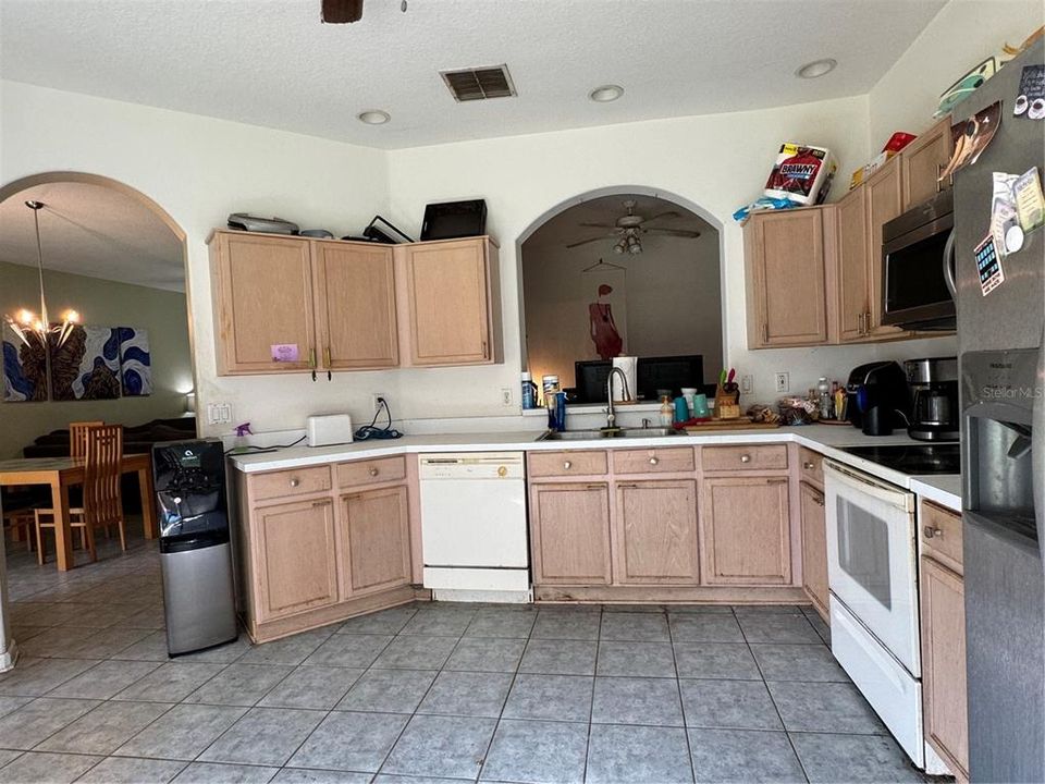 For Sale: $300,000 (2 beds, 2 baths, 1512 Square Feet)