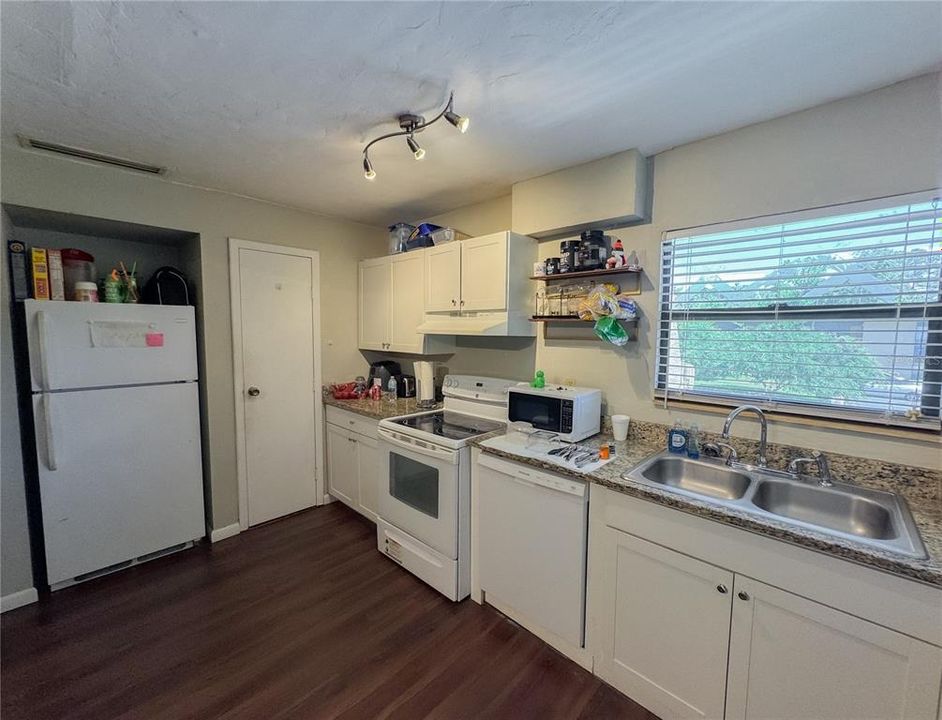 For Sale: $93,999 (2 beds, 1 baths, 876 Square Feet)