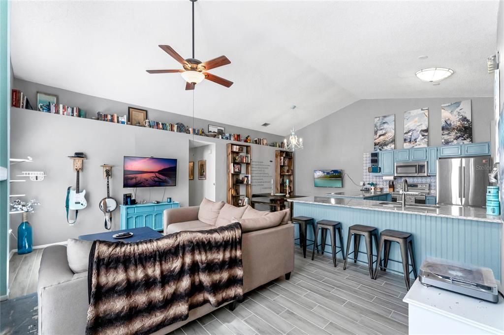 Active With Contract: $374,800 (3 beds, 2 baths, 1407 Square Feet)