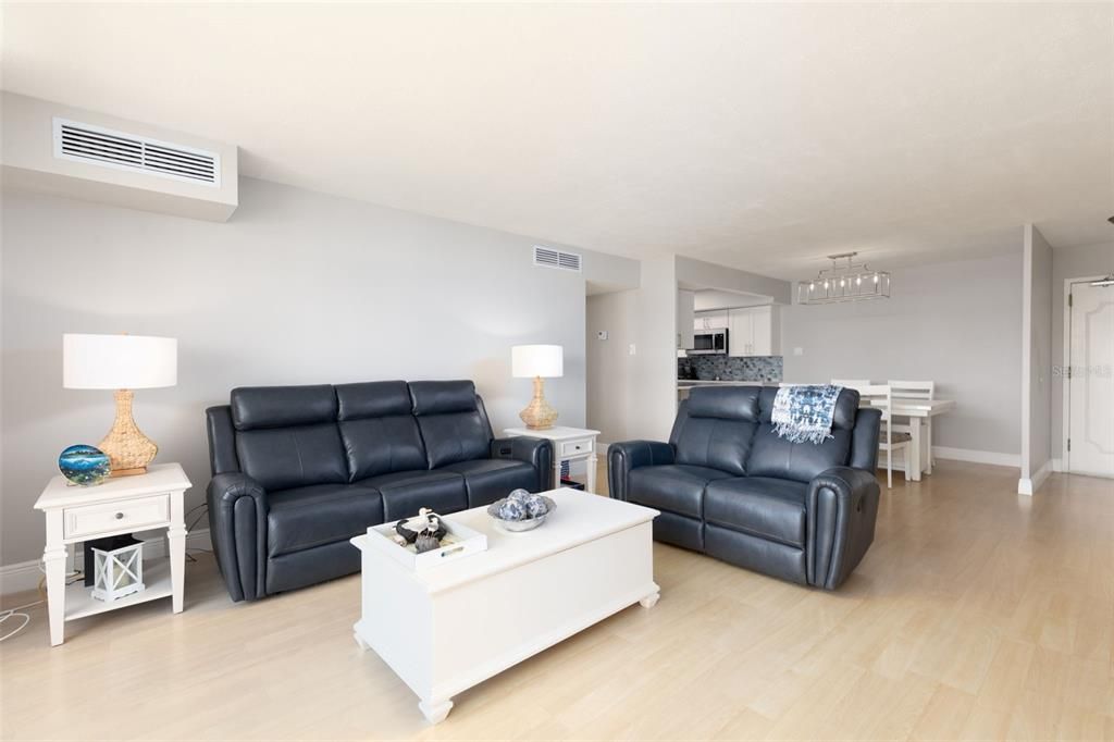 For Sale: $379,000 (1 beds, 1 baths, 865 Square Feet)