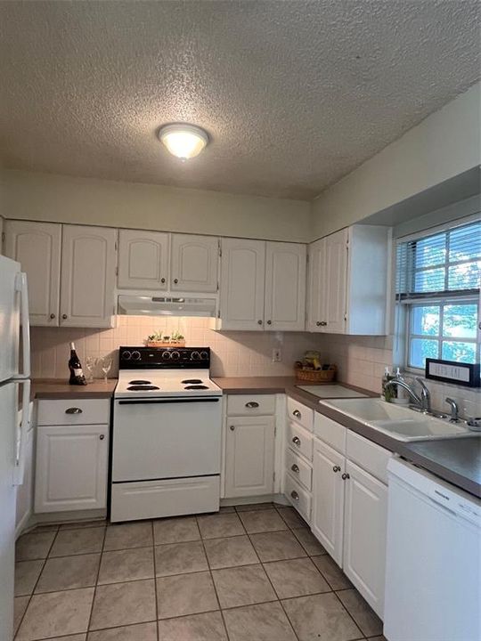 Active With Contract: $1,795 (2 beds, 1 baths, 819 Square Feet)