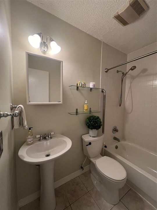 Active With Contract: $1,795 (2 beds, 1 baths, 819 Square Feet)