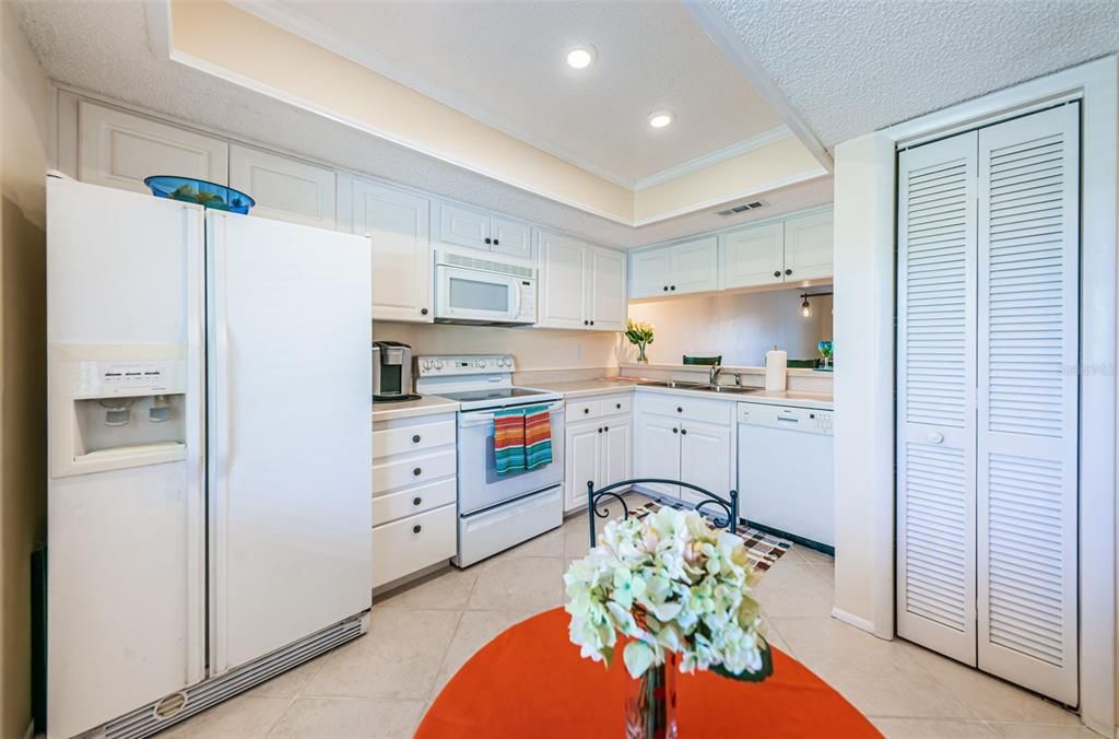 For Sale: $264,000 (2 beds, 2 baths, 1094 Square Feet)