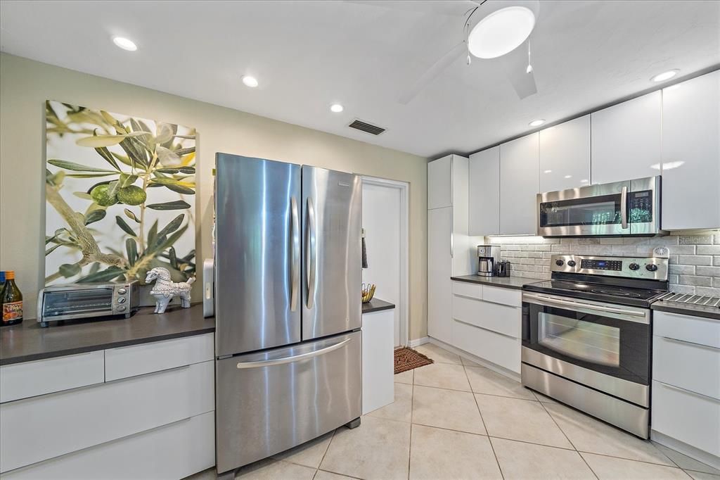 For Sale: $575,000 (3 beds, 3 baths, 1813 Square Feet)