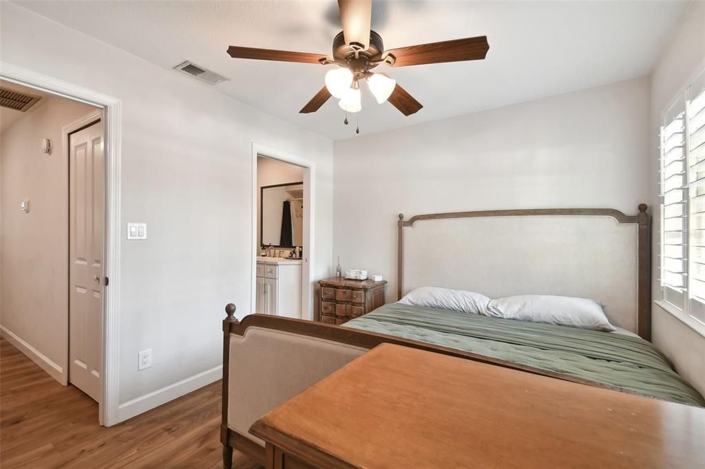 Active With Contract: $3,300 (2 beds, 2 baths, 956 Square Feet)