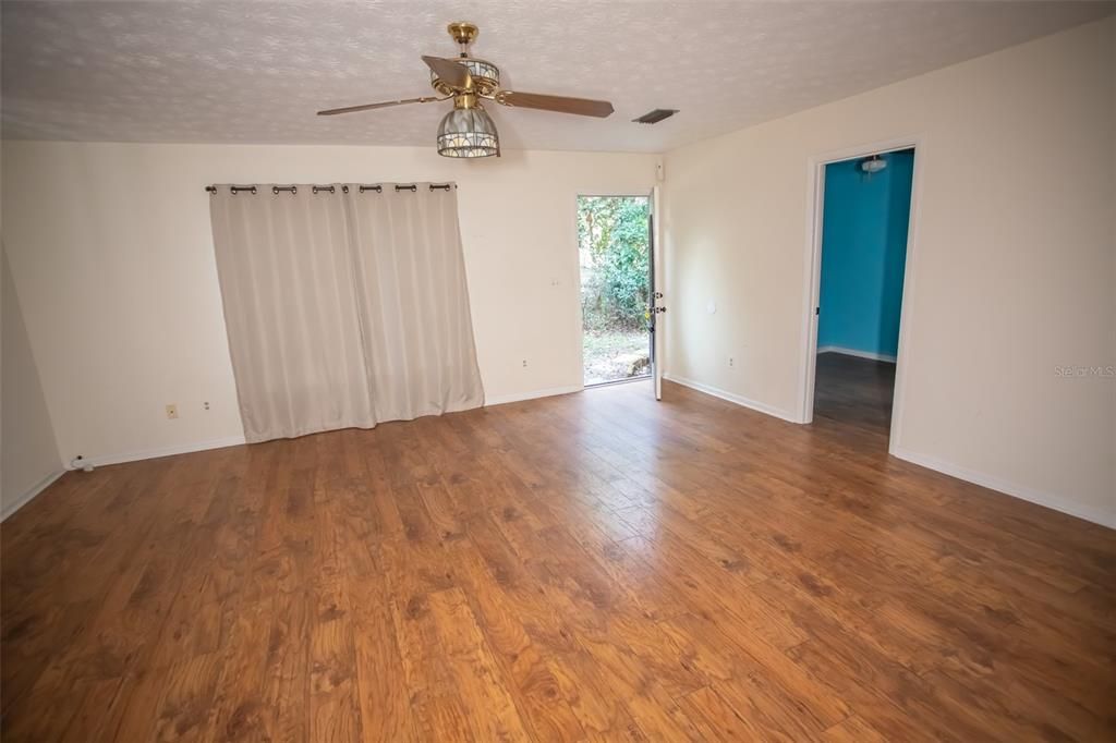 For Sale: $260,000 (3 beds, 1 baths, 1008 Square Feet)