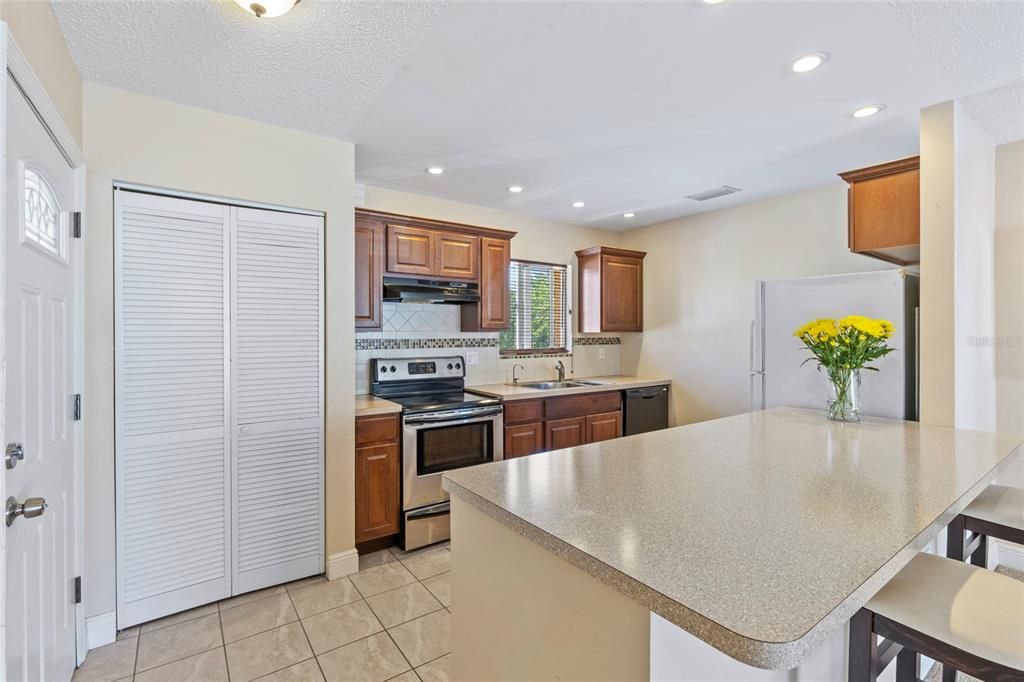 Active With Contract: $1,580 (1 beds, 1 baths, 760 Square Feet)