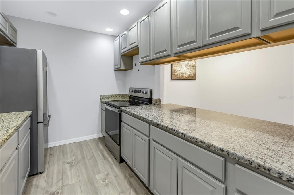 Active With Contract: $175,000 (2 beds, 1 baths, 884 Square Feet)