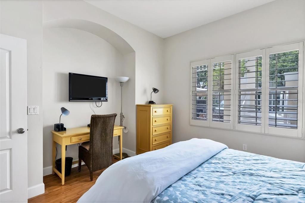 Active With Contract: $4,000 (2 beds, 2 baths, 1117 Square Feet)