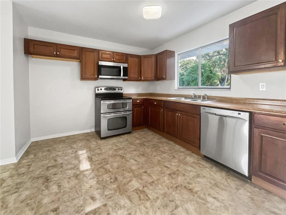 For Sale: $346,000 (4 beds, 2 baths, 1528 Square Feet)