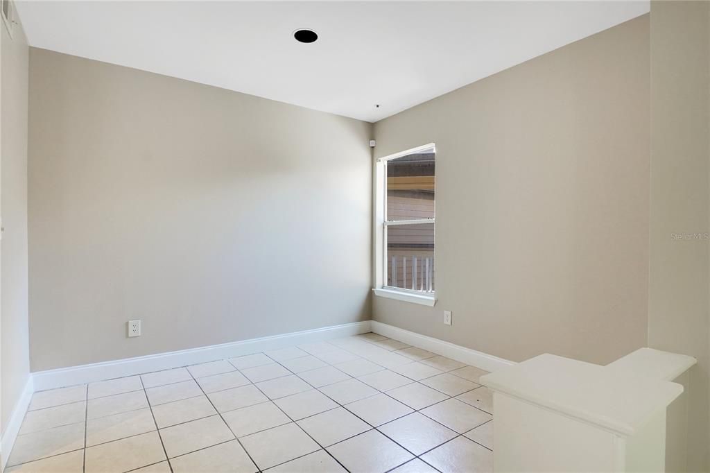 Active With Contract: $1,400 (1 beds, 1 baths, 823 Square Feet)