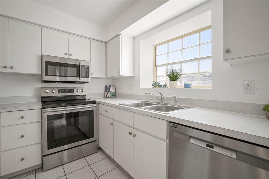 For Sale: $619,900 (2 beds, 2 baths, 1237 Square Feet)