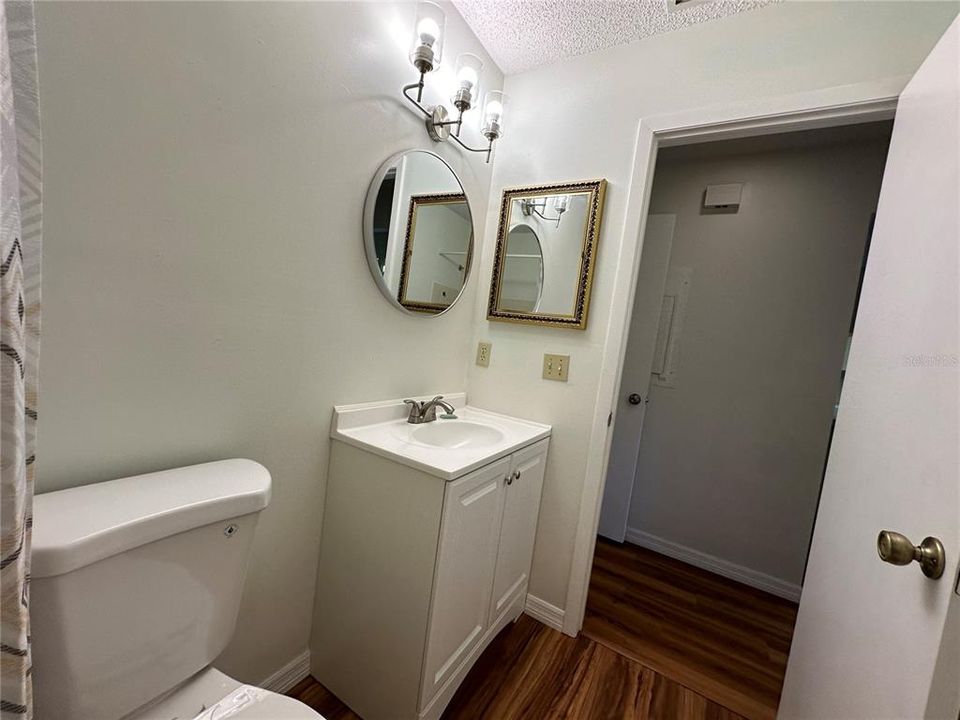 Active With Contract: $159,999 (2 beds, 2 baths, 1029 Square Feet)
