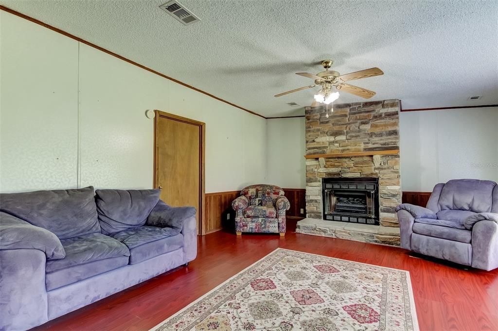 For Sale: $300,000 (3 beds, 2 baths, 1798 Square Feet)