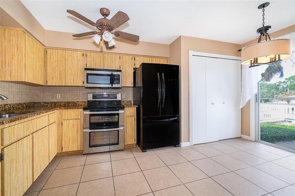 For Rent: $2,200 (2 beds, 2 baths, 1147 Square Feet)