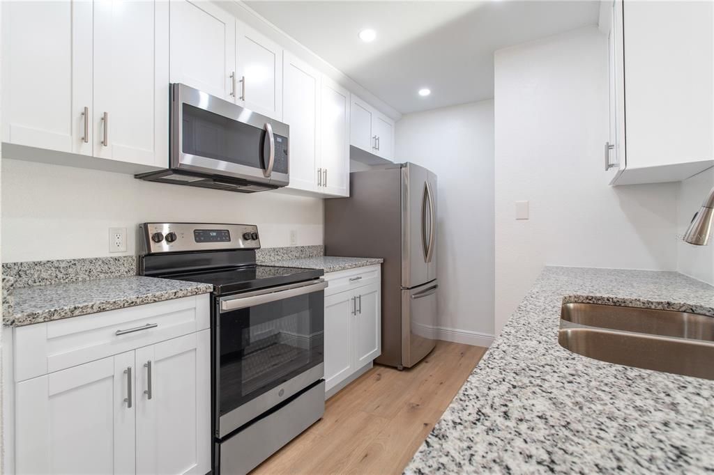 For Sale: $234,900 (1 beds, 1 baths, 978 Square Feet)