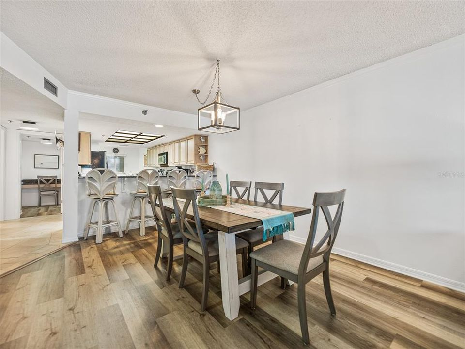 Active With Contract: $650,000 (2 beds, 2 baths, 1370 Square Feet)