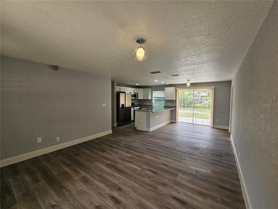 For Sale: $289,000 (4 beds, 2 baths, 1290 Square Feet)