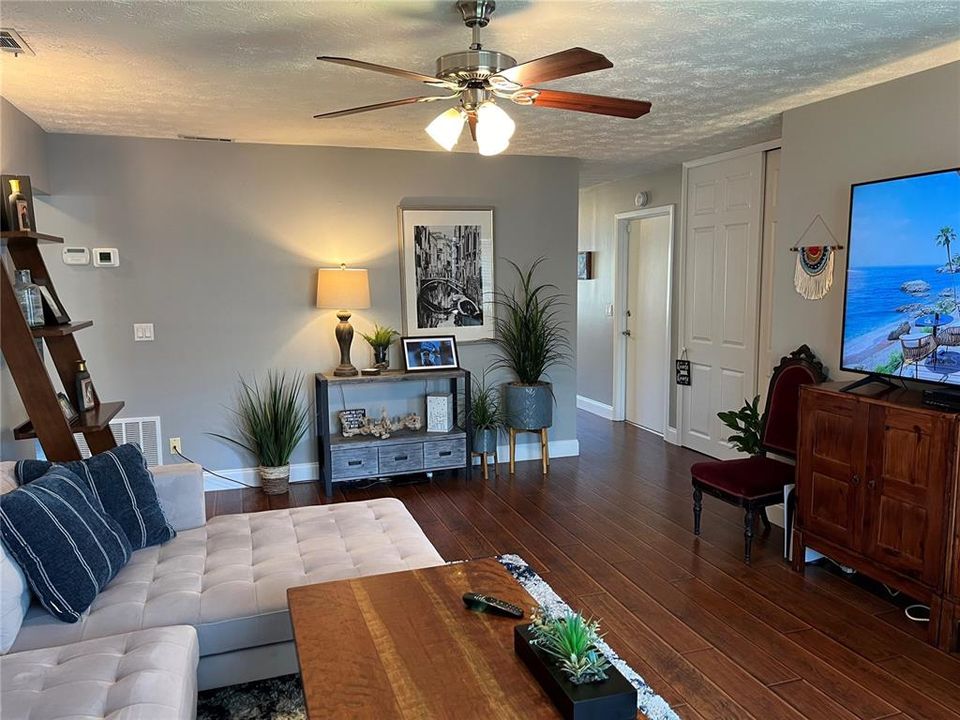 For Sale: $238,500 (2 beds, 2 baths, 1071 Square Feet)