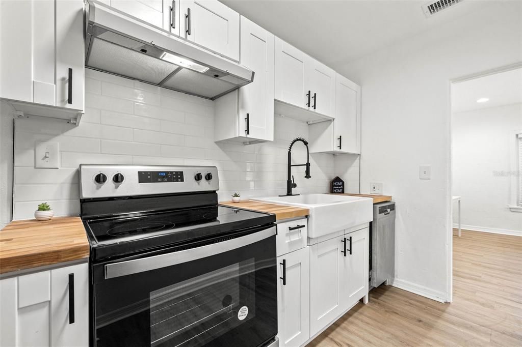 For Sale: $292,900 (2 beds, 1 baths, 756 Square Feet)