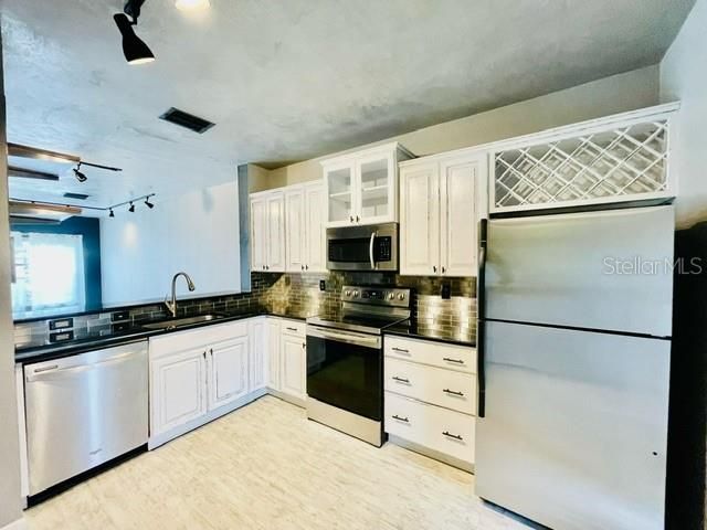 Recently Rented: $2,000 (2 beds, 1 baths, 1184 Square Feet)