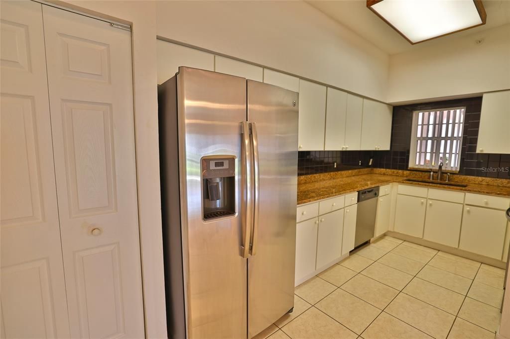 For Sale: $344,900 (2 beds, 2 baths, 1324 Square Feet)