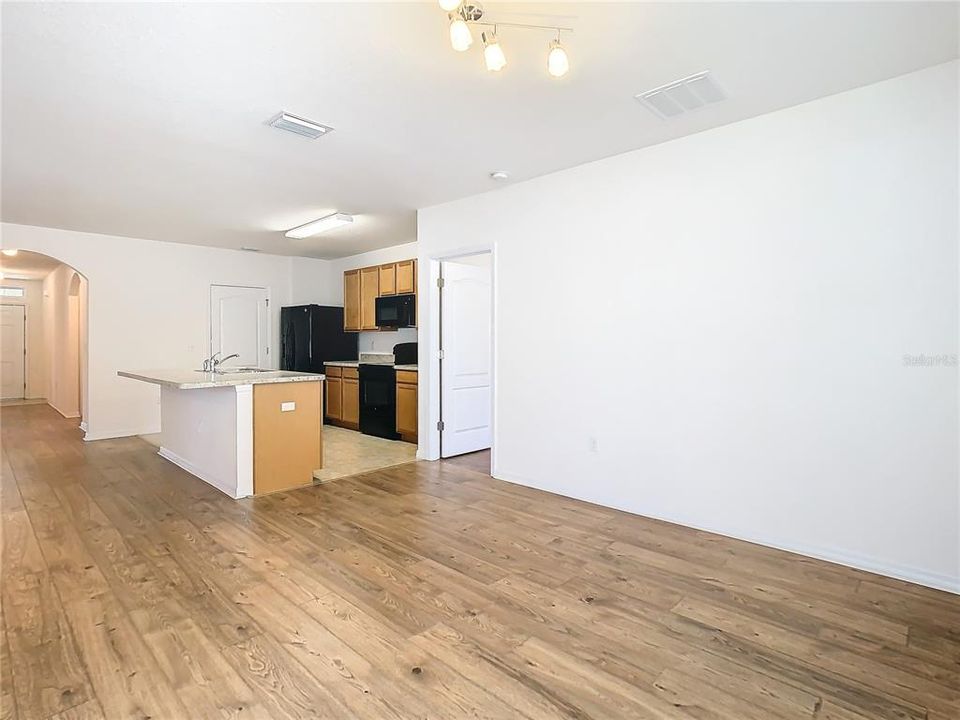 For Sale: $315,000 (3 beds, 3 baths, 1672 Square Feet)