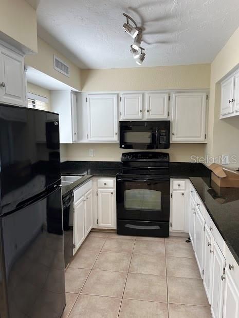 For Sale: $299,000 (2 beds, 2 baths, 848 Square Feet)