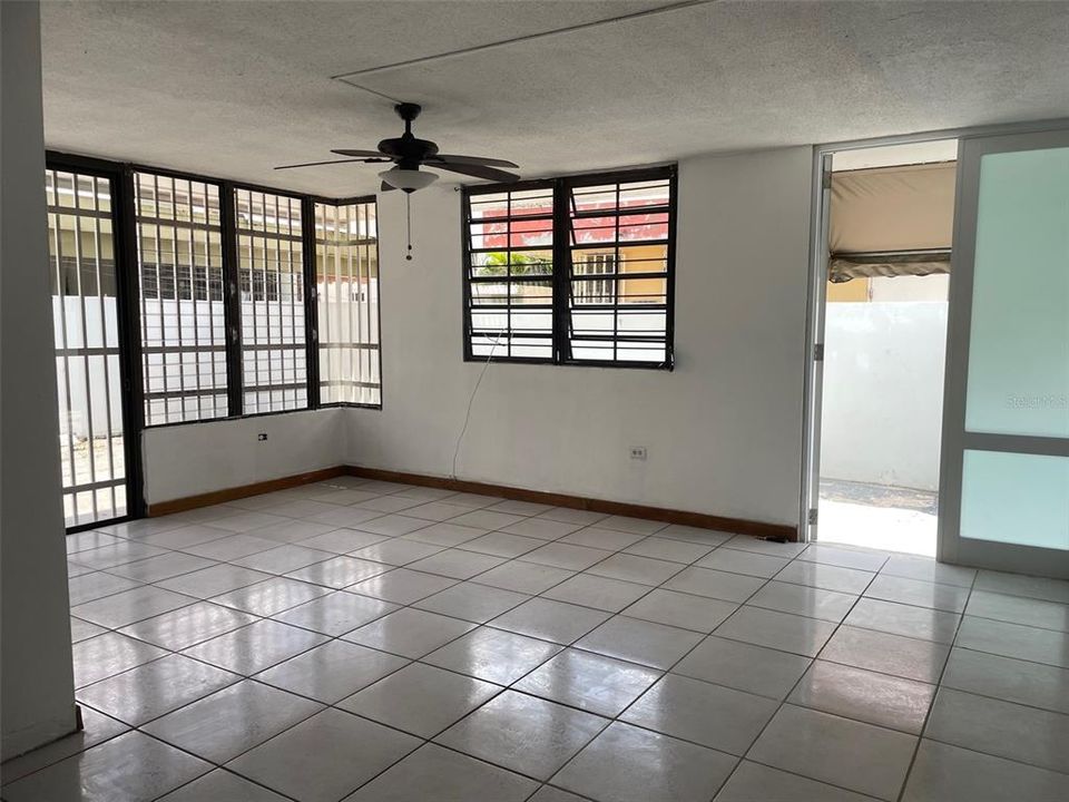 Vendido Recientemente: $230,000 (4 camas, 2 baños, 2700 Pies cuadrados)