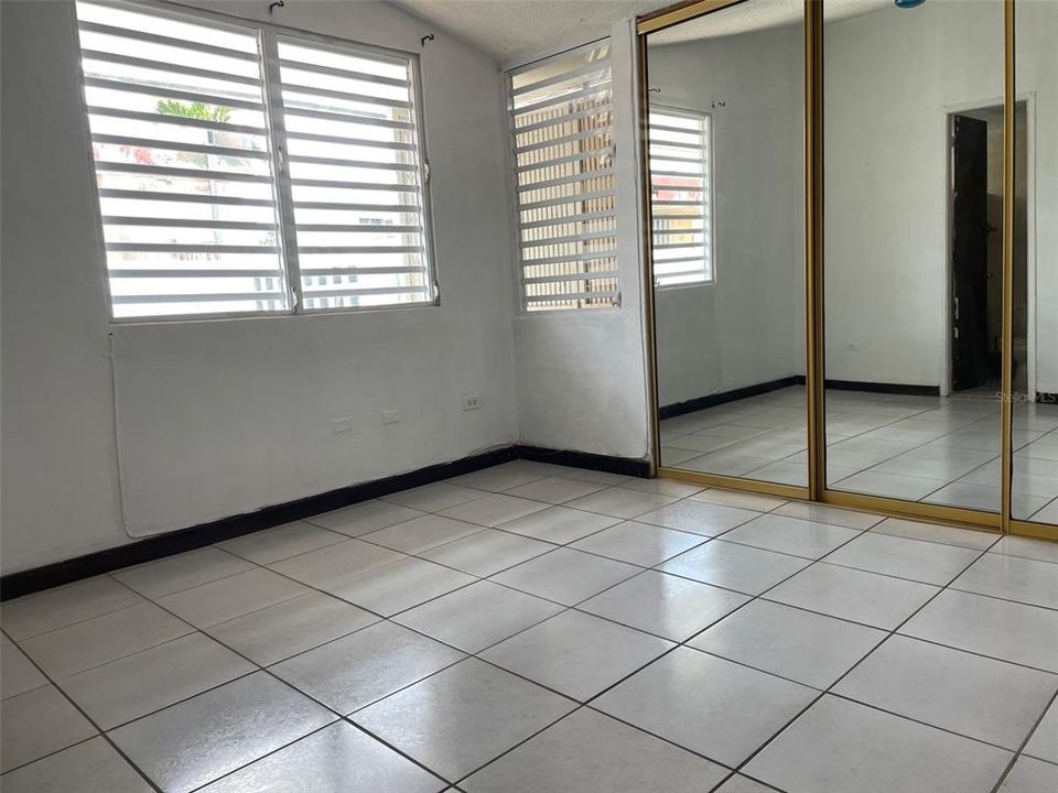 Vendido Recientemente: $230,000 (4 camas, 2 baños, 2700 Pies cuadrados)