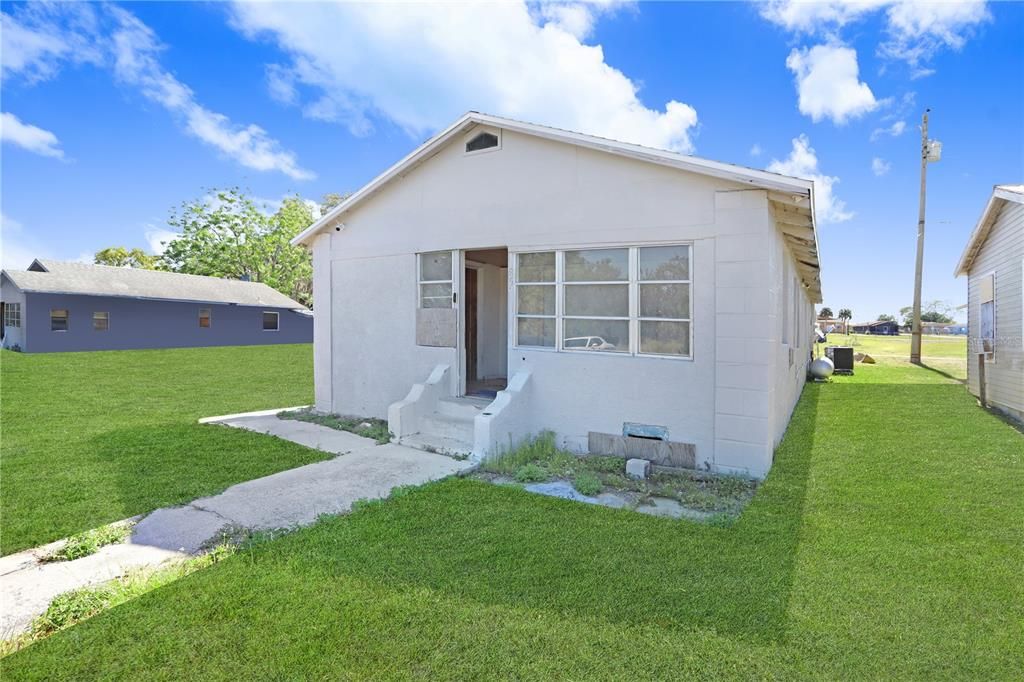 For Sale: $99,900 (3 beds, 1 baths, 989 Square Feet)