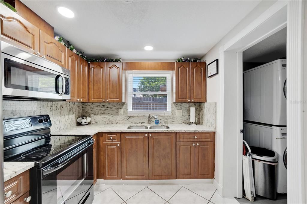 Active With Contract: $400,000 (4 beds, 3 baths, 934 Square Feet)