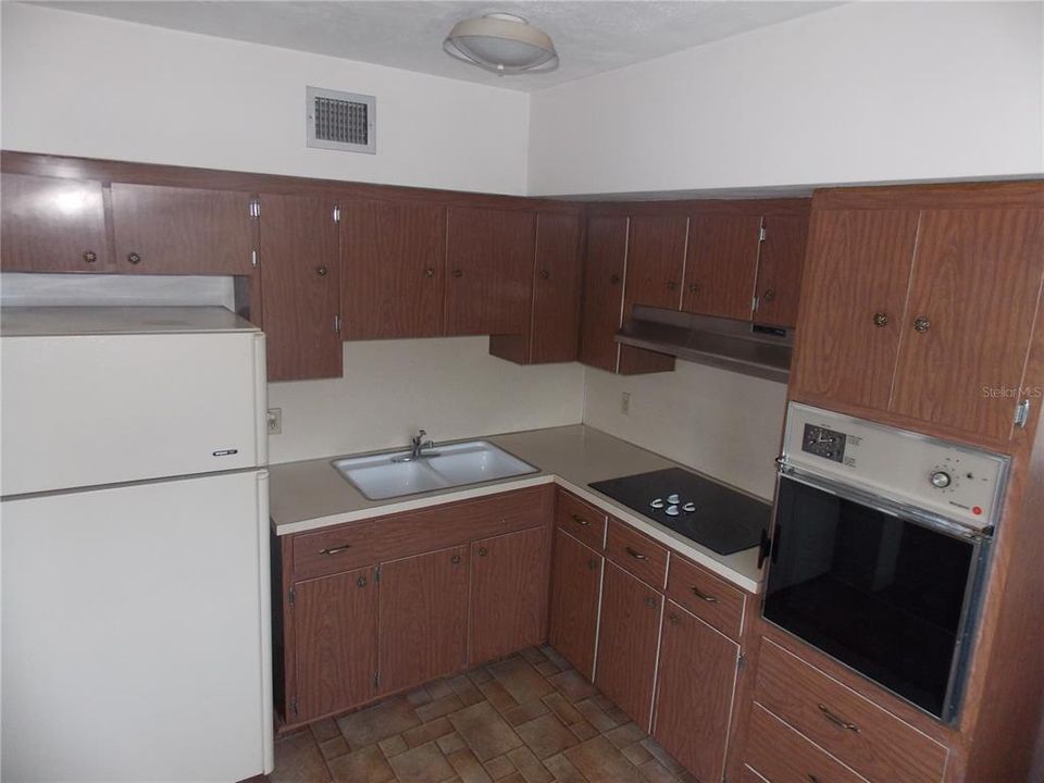 For Sale: $115,000 (2 beds, 2 baths, 835 Square Feet)