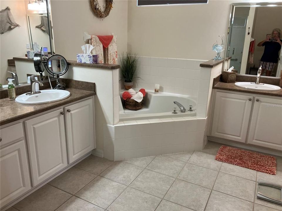 His and hers vanities and garden tub