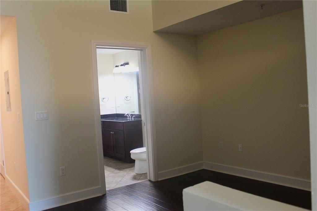 Active With Contract: $1,650 (1 beds, 1 baths, 644 Square Feet)