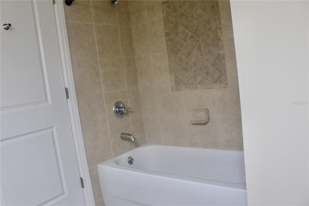 Active With Contract: $1,650 (1 beds, 1 baths, 644 Square Feet)