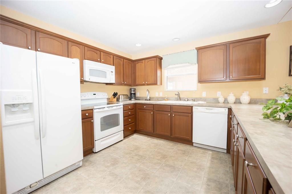For Sale: $345,000 (2 beds, 2 baths, 1138 Square Feet)