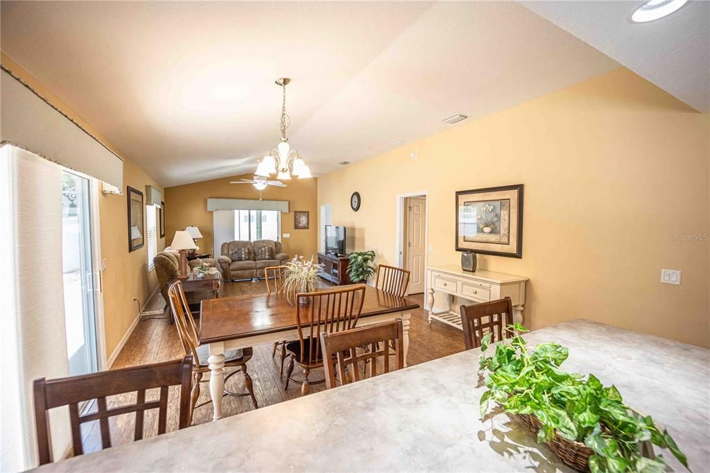 For Sale: $335,000 (2 beds, 2 baths, 1138 Square Feet)