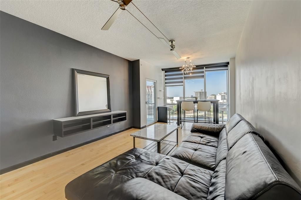 For Sale: $329,000 (1 beds, 1 baths, 771 Square Feet)