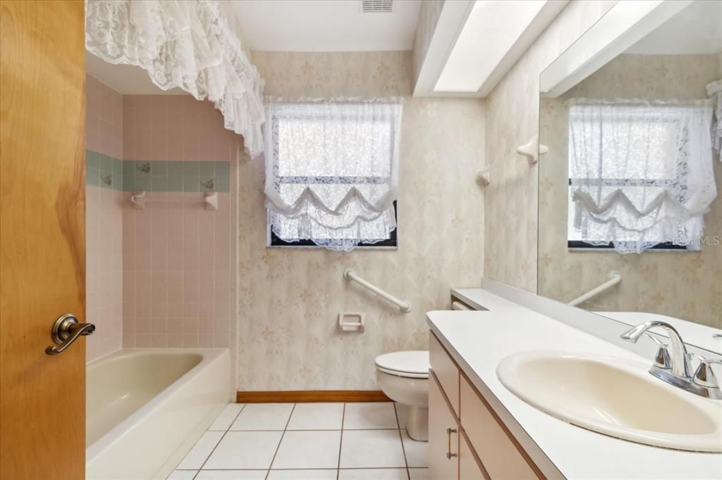 合同活跃: $575,000 (3 贝兹, 2 浴室, 1939 平方英尺)