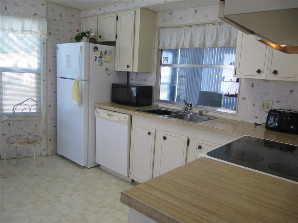 For Sale: $160,000 (2 beds, 2 baths, 912 Square Feet)