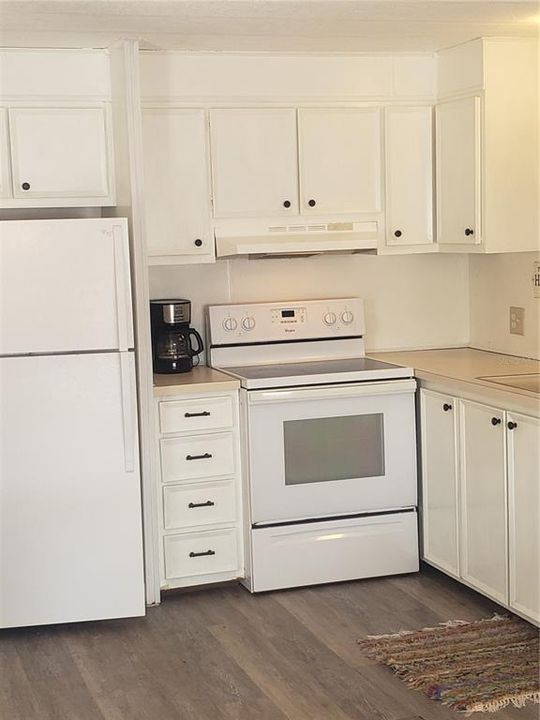 For Sale: $94,900 (1 beds, 1 baths, 560 Square Feet)