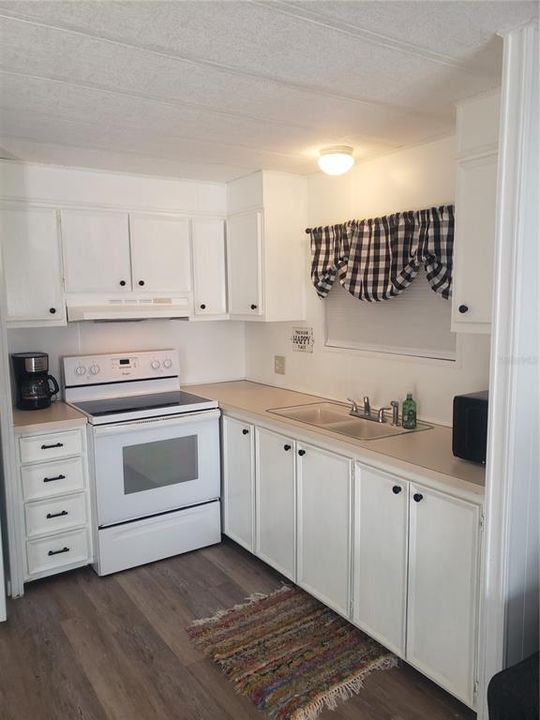 For Sale: $94,900 (1 beds, 1 baths, 560 Square Feet)
