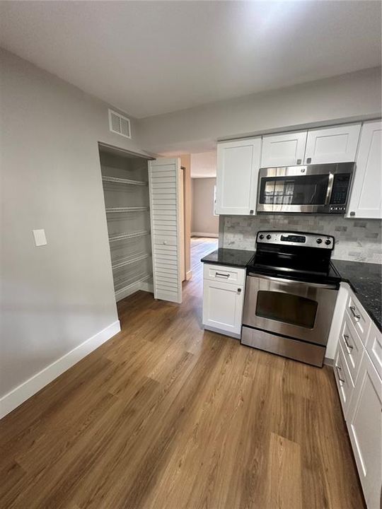 Active With Contract: $129,000 (2 beds, 1 baths, 899 Square Feet)