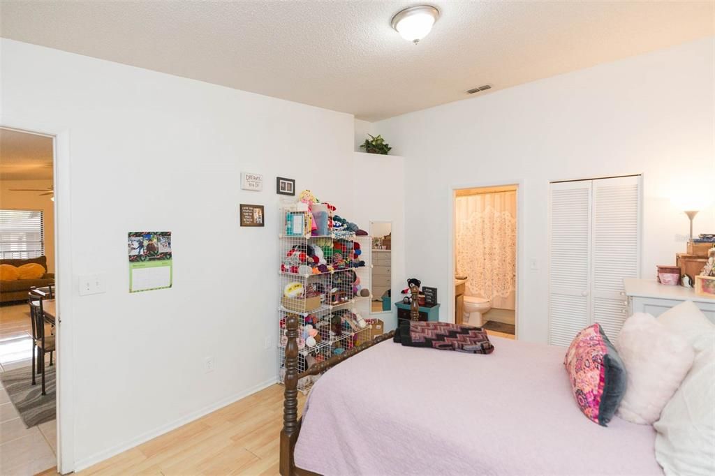 For Sale: $190,000 (2 beds, 2 baths, 912 Square Feet)
